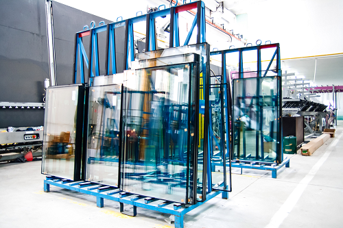 Ứng dụng chiller trong sản xuất kính hiện đại: Xu hướng và giải pháp tối ưu